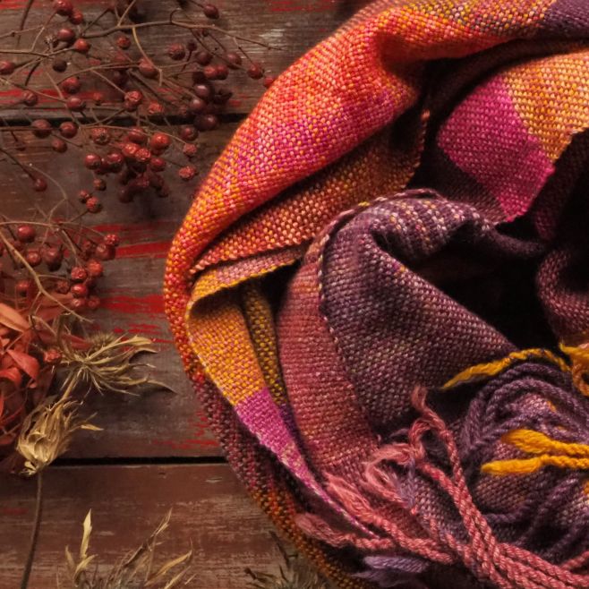 Zazářit, zateplit, zachumlat, zajásat ... S touhle šálou v každé situaci. Osobně si ji můžete prohlédnout už o víkendu na...