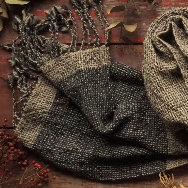 Můj momentálně nejoblíbenější vzor... sůl a pepř. V tomto případě kdyby sůl byla béžová a pepř tmavě petrolejový. Tkám ho...