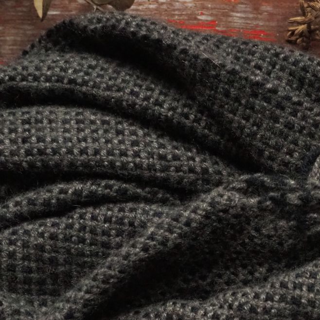 "Typická pánská šála" o ní řekla jedna návštěvnice o víkendu. Ale protože já na dámské a pánské šály nevěřím, za sebe bych...